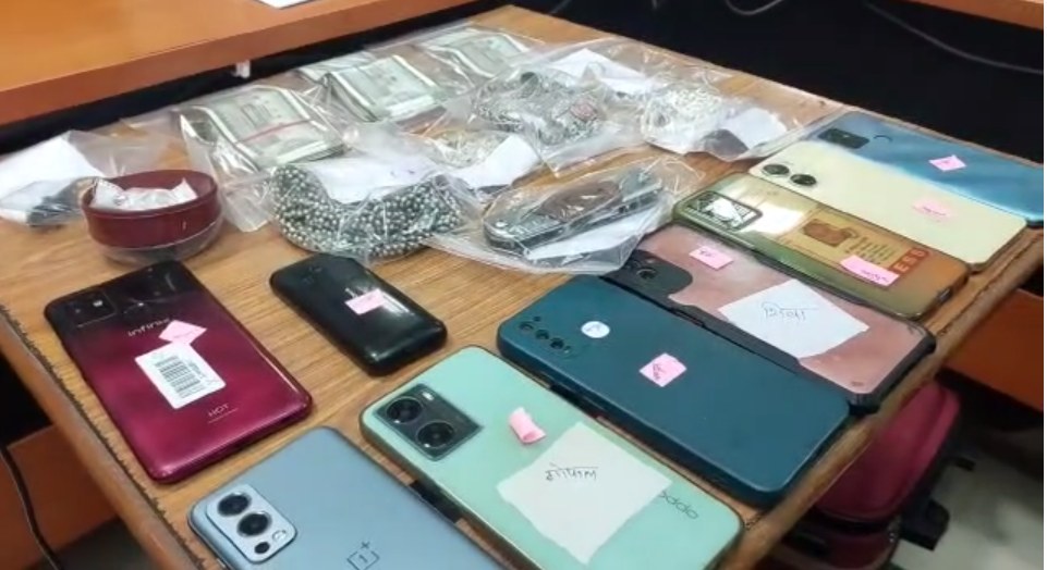 चार दिन पहले हुई लूट का खुलासाः चार गिरफ्तार आरोपियों से लूट की कार और नकदी बरामद, दो आरोपी इंदौर और दो उज्जैन के