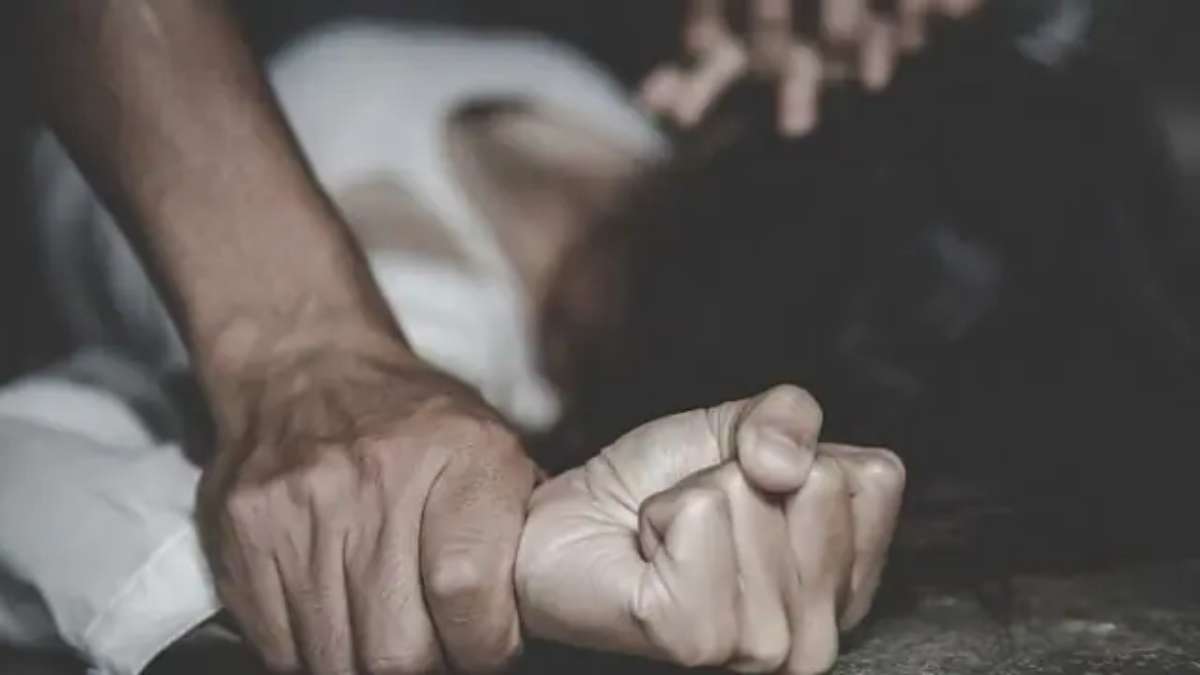 हवस, हैवानियत और हवालातः पड़ोसी ने 4 बच्चों की मां के बांधे हाथ-पैर, रेप कर हुआ फरार, जानिए फिर कैसे धराया दरिंदा…