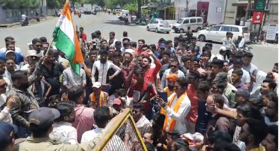 करणी सेना ने पुलिस के खिलाफ खोला मोर्चाः थाना प्रभारी को हटाने एसपी ऑफिस के बाहर बैठे धरने पर