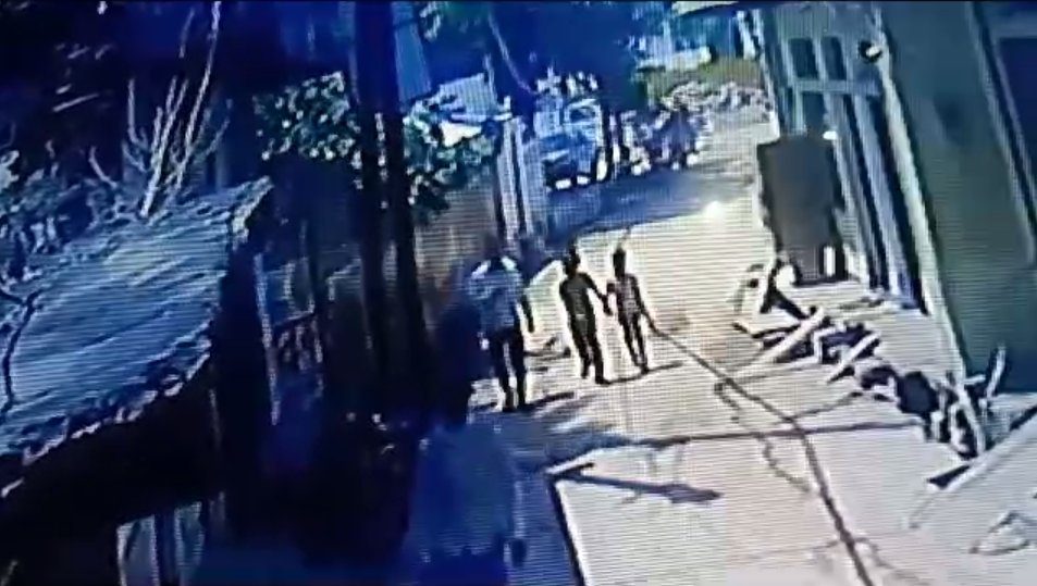 बच्चों को बहला फुसलाकर ले गयाः कान से सोने की बाली निकाल कर हुआ रफूचक्कर, घटना CCTV में कैद