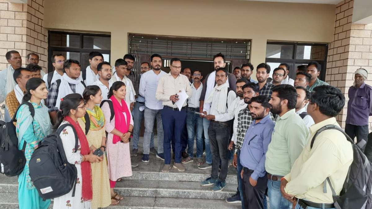 MP: 2 महीने से वेतन ना मिलने पर सामूहिक अवकाश पर गए पटवारी, काम प्रभावित, SDM ने जारी किया नोटिस
