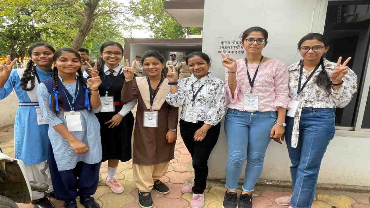 आसमान से बहुत सुंदर दिखा रायपुर : हेलीकॉप्टर से टाॅपरों ने भरी उड़ान, कहा – शहर को हरा-भरा देखकर अच्छा लगा, शिक्षा मंत्री से भी किए कई सवाल, देखें VIDEO…