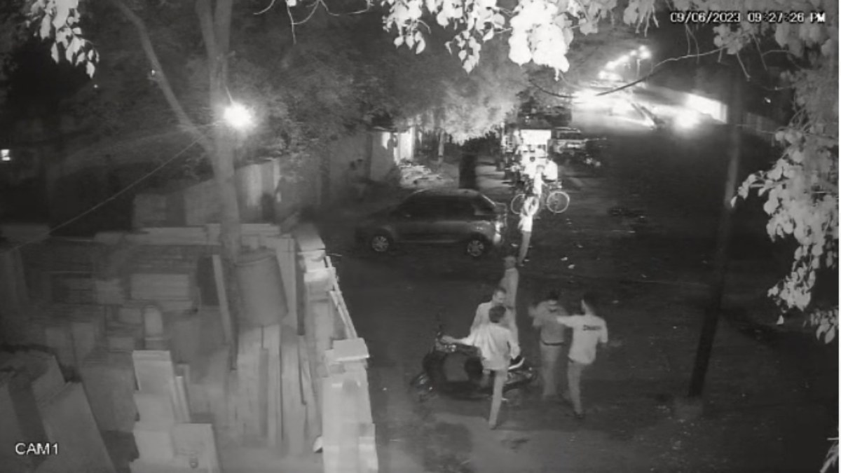 MP Crime: सड़क किनारे खड़े युवक को बदमाश ने मारा चाकू, वारदात सीसीटीवी कैमरे में कैद