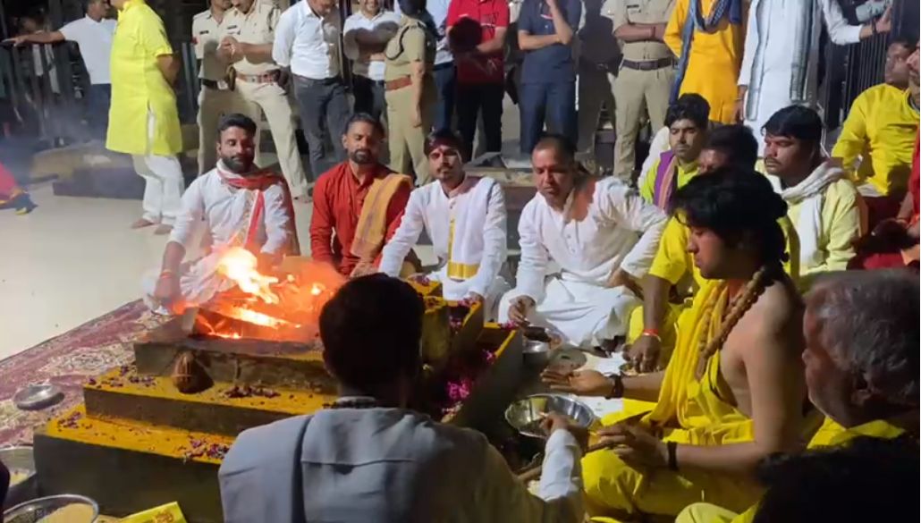 धर्म-कर्मः बागेश्वर धाम के पंडित धीरेंद्र कृष्ण शास्त्री पहुंचे बगुलामुखी माता मंदिर, रात में किया हवन अनुष्ठान