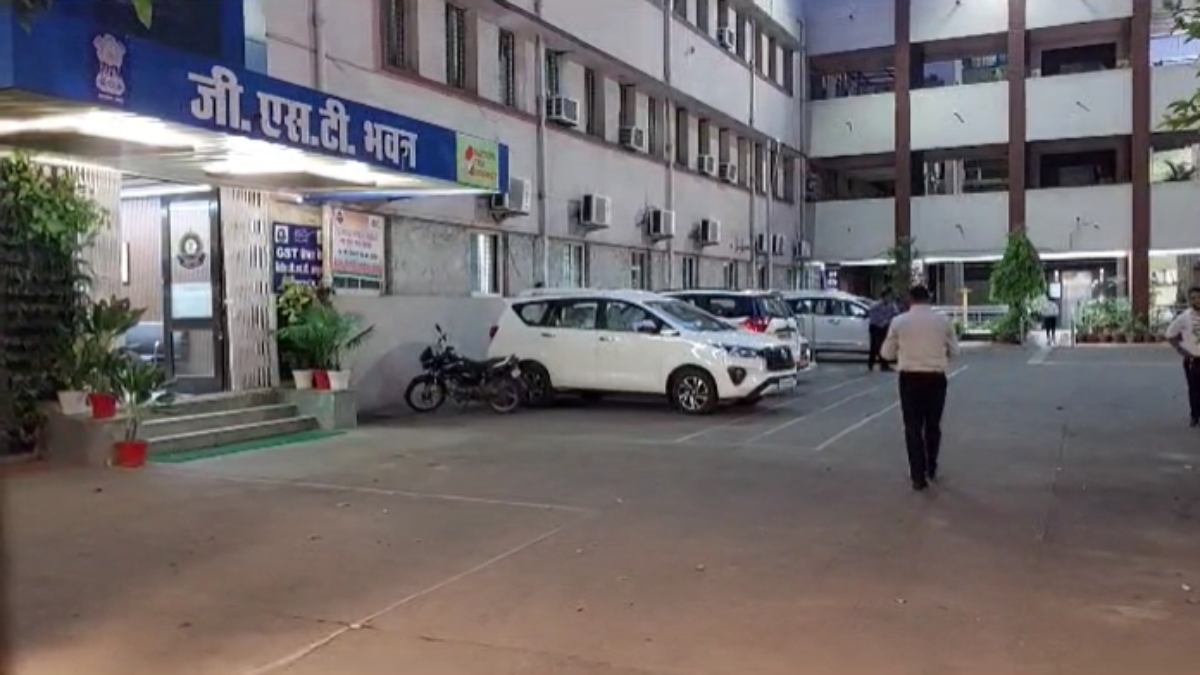 रिश्वतखोर अधिकारियों के घर से मिले 80 लाख कैश: कल CBI ने GST के डिप्टी कमिश्नर और 4 इंस्पेक्टर्स को 7 लाख रिश्वत लेते हुए किया था गिरफ्तार