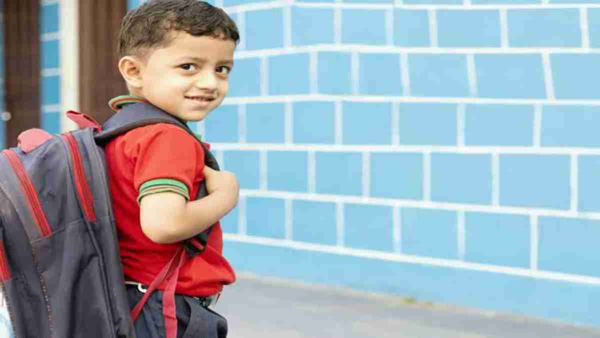 आपका बच्चा पहली बार स्कूल जा रहा है तो उसे सिखाएं  ये बातें, रोज करें स्कूल की बातें
