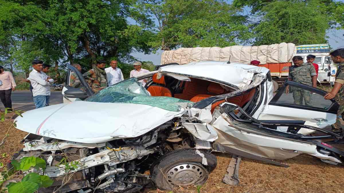 CG ACCIDENT : खड़ी ट्रक से जा टकराई कार, दो की मौत, चार गंभीर रूप से घायल