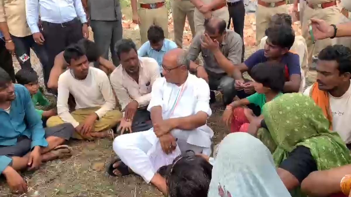 सागर में दलितों के घर तोड़ने पर गरमाई सियासत: पीड़ितों से मिले दिग्विजय सिंह, मंत्री गोविंद सिंह पर लगाए गंभीर आरोप