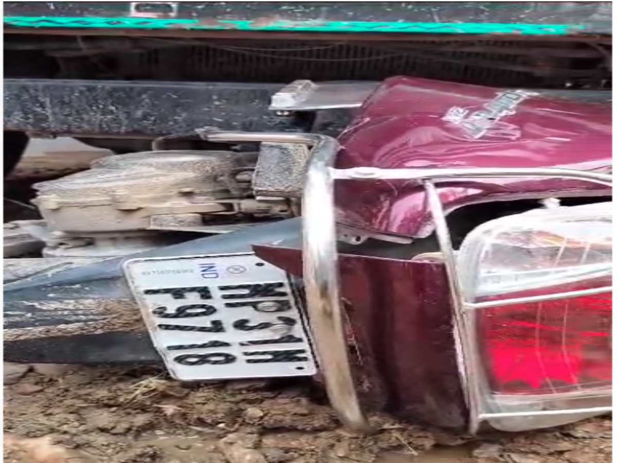 डंपर ने मोपेड को मारी टक्कर: घायल दो महिला में एक गंभीर, विधायक ने अस्पताल पहुंचाने में की मदद