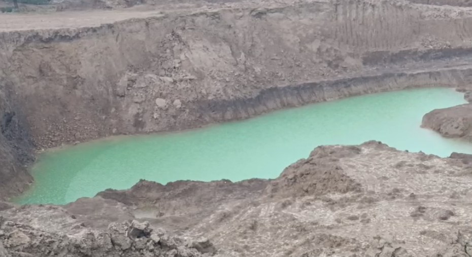 10 की जगह 40 फीट कर दी तालाब की खुदाईः डूबने से दो बच्चों की मौत, सरपंच और ग्रामीणों की शिकायत पर नहीं दिया ध्यान, प्रशासन को ठहराया मौत का जिम्मेदार