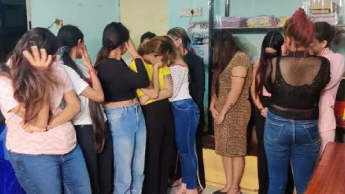 CG में SEX रैकेट का पर्दाफाश: The Moon और Dum Mint Spa Center में चल रहा था देह व्यापार, पुलिस हिरासत में 6 लड़के और 8 लड़कियां