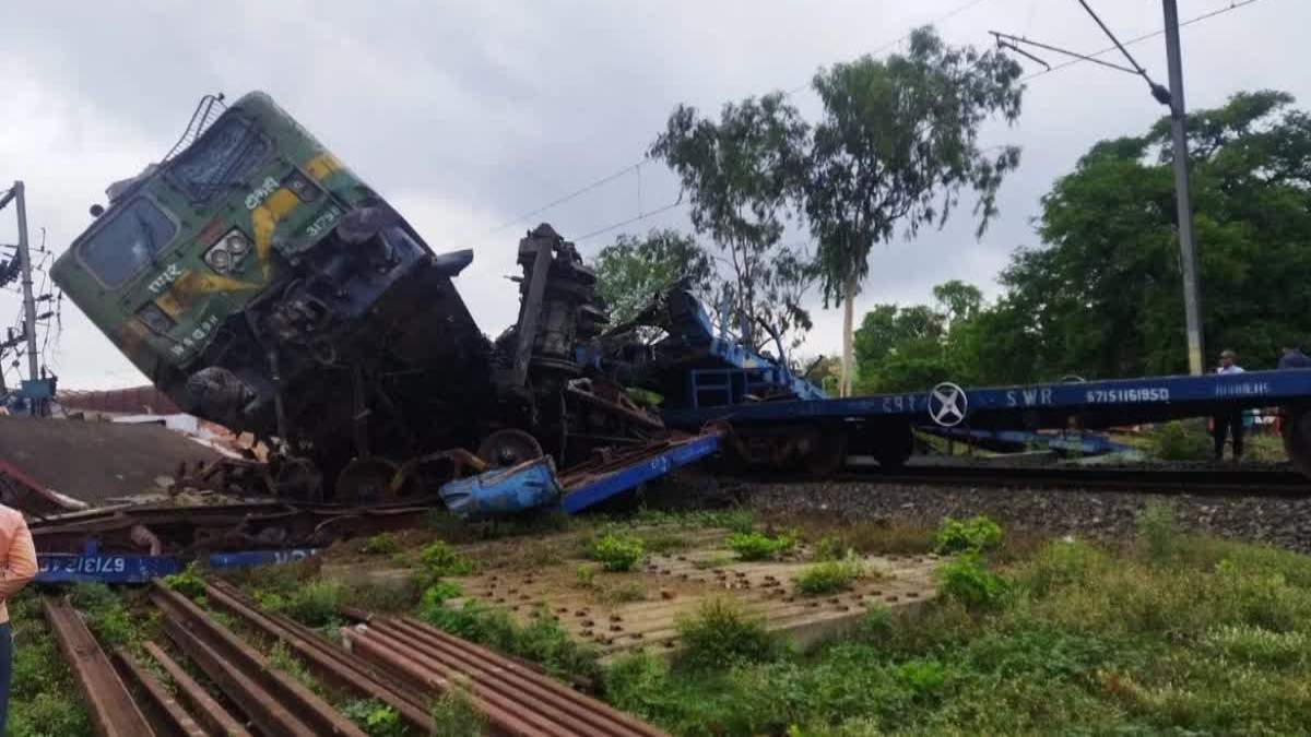 एक और ट्रेन हादसे से हड़कंप: फिर आपस में टकराईं 2 मालगाड़ियां, 12 डिब्बे पटरी से उतरे, टुकड़ों में बटे डिब्बे