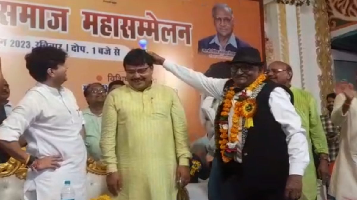 MP के ऊर्जा मंत्री के शरीर में करंट ?: सिर पर छुआते ही जल उठा बल्ब, केंद्रीय मंत्री सिंधिया देखकर हुए भौचक्के, देखें VIDEO