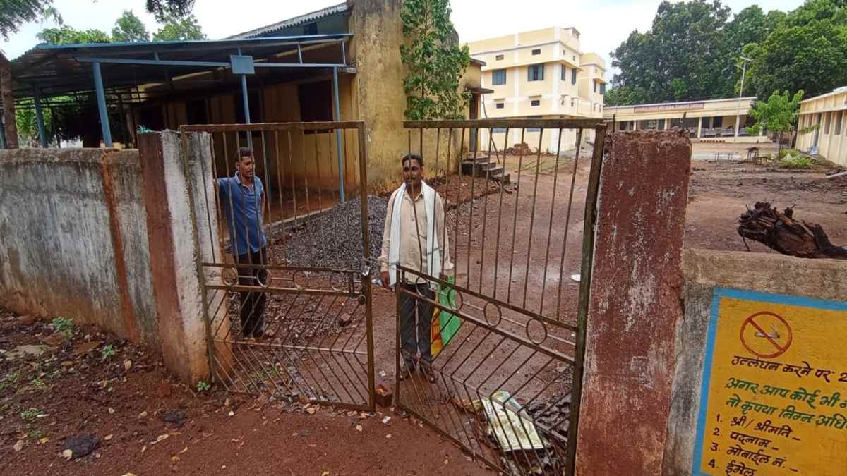 CG NEWS : पहले ही दिन स्कूल में लगा रहा ताला, बाहर बैठे रहे शिक्षक और बच्चे, जानिए क्या है पूरा मामला…