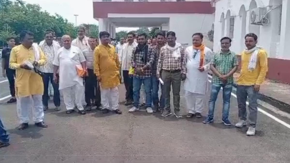 पुलिस की अनोखी कार्रवाई: पीड़िता को ही बनाया आरोपी, पुजारी संघ ने कलेक्ट्रेट का किया घेराव, जानें क्या है पूरा मामला ?