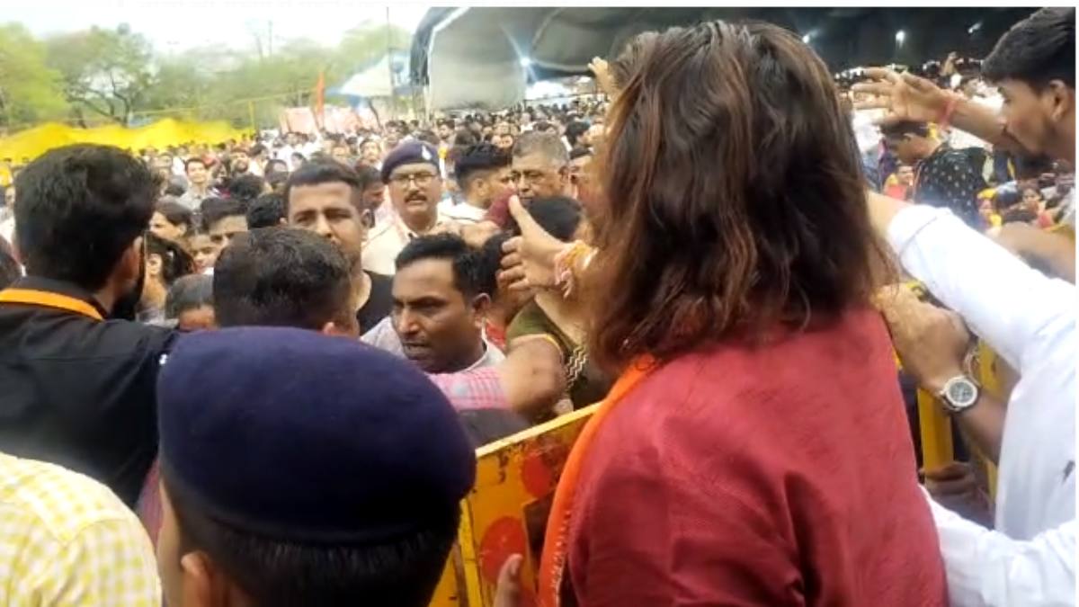 MP: बागेश्वर धाम के दिव्य दरबार में चोरों ने किया हाथ साफ, 20 से अधिक महिलाओं को बनाया निशाना