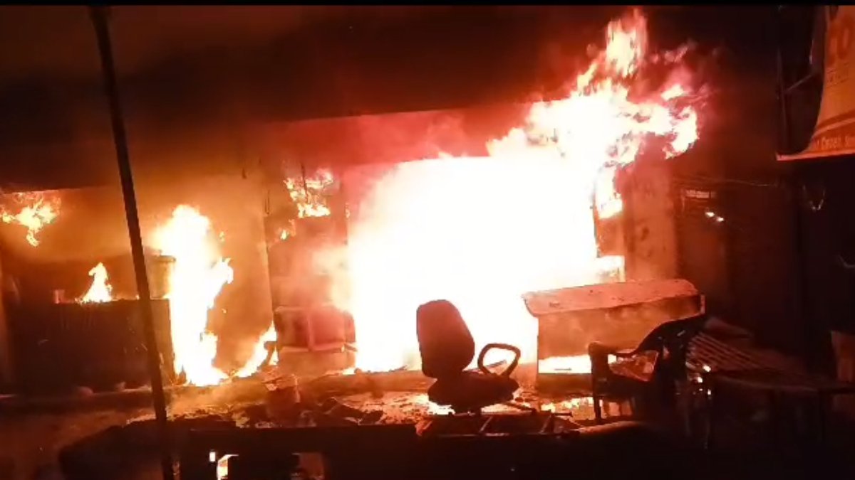 MP BREAKING ऑटो पार्ट्स की दुकान में लगी भीषण आग, जिला मुख्यालय से फायर ब्रिगेड की 2 गाड़ियां पहुंचीं