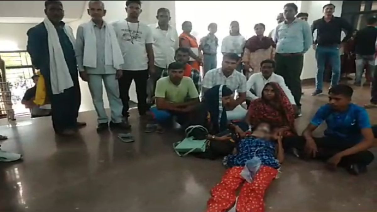 पति ने पत्नी को इतना पीटा की हो गई पैरालिसिस का शिकार, बेटी को लेकर न्याय की गुहार लगाने एसपी दफ्तर पहुंचा बुजुर्ग पिता