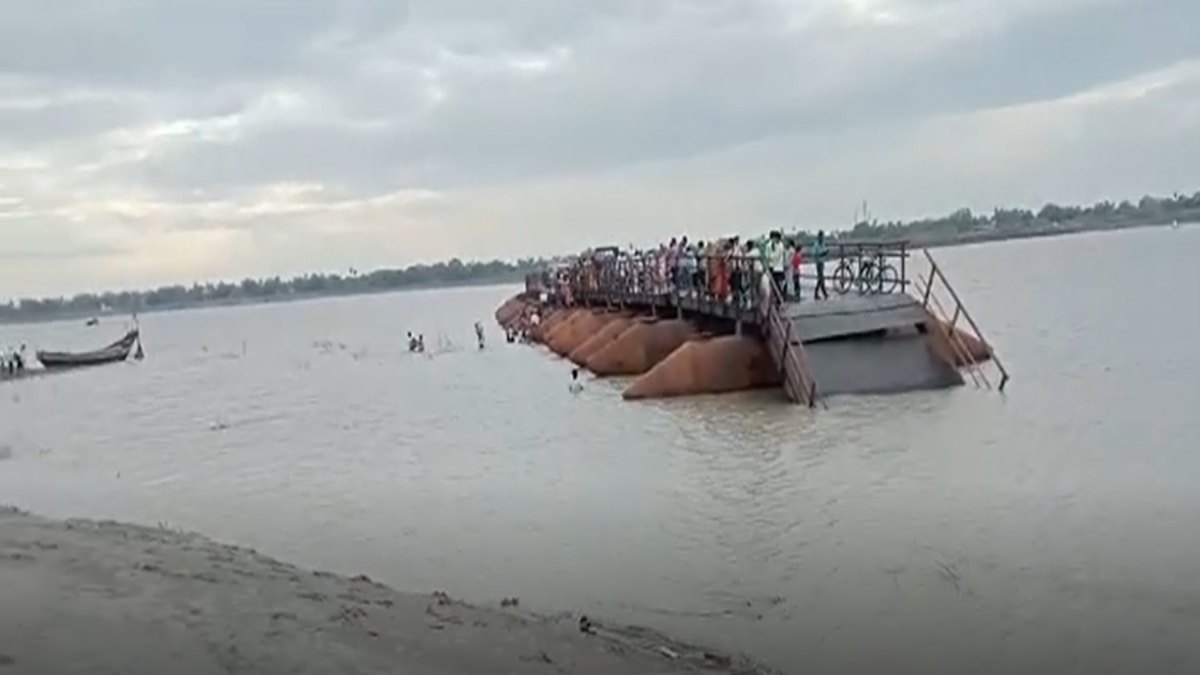 ‘आफत’ की बाढ़, खतरे में जिंदगीः गंगा नदी के प्रचंड बहाव में बह गया पीपा पुल, कई लोग थे मौजूद, जानिए फिर कैसे बची जान…