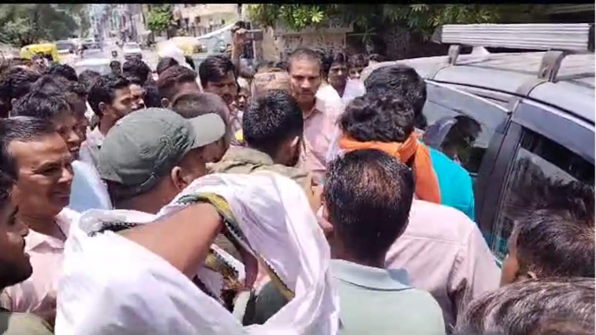 MP: तेलंगाना पुलिस पर हमले की कोशिश, लोगों ने बदमाश समझकर घेरा, फिर जानें क्या हुआ ?