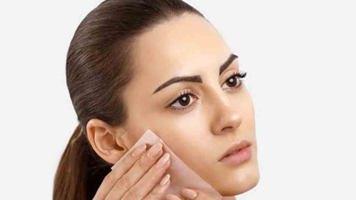 Beauty Tips – आपकी भी है oily skin और मानसून में बढ़ जाती है ये problem तो यहां देखें skin की चिपचिपाहट दूर करने के उपाय…