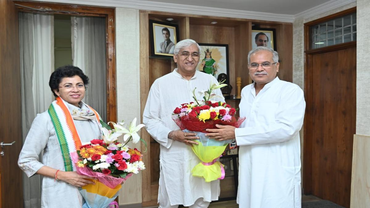 CM भूपेश से मिले डिप्टी CM टीएस सिंहदेव, बघेल ने मिठाई खिलाकर दी बधाई, देखें तस्वीर