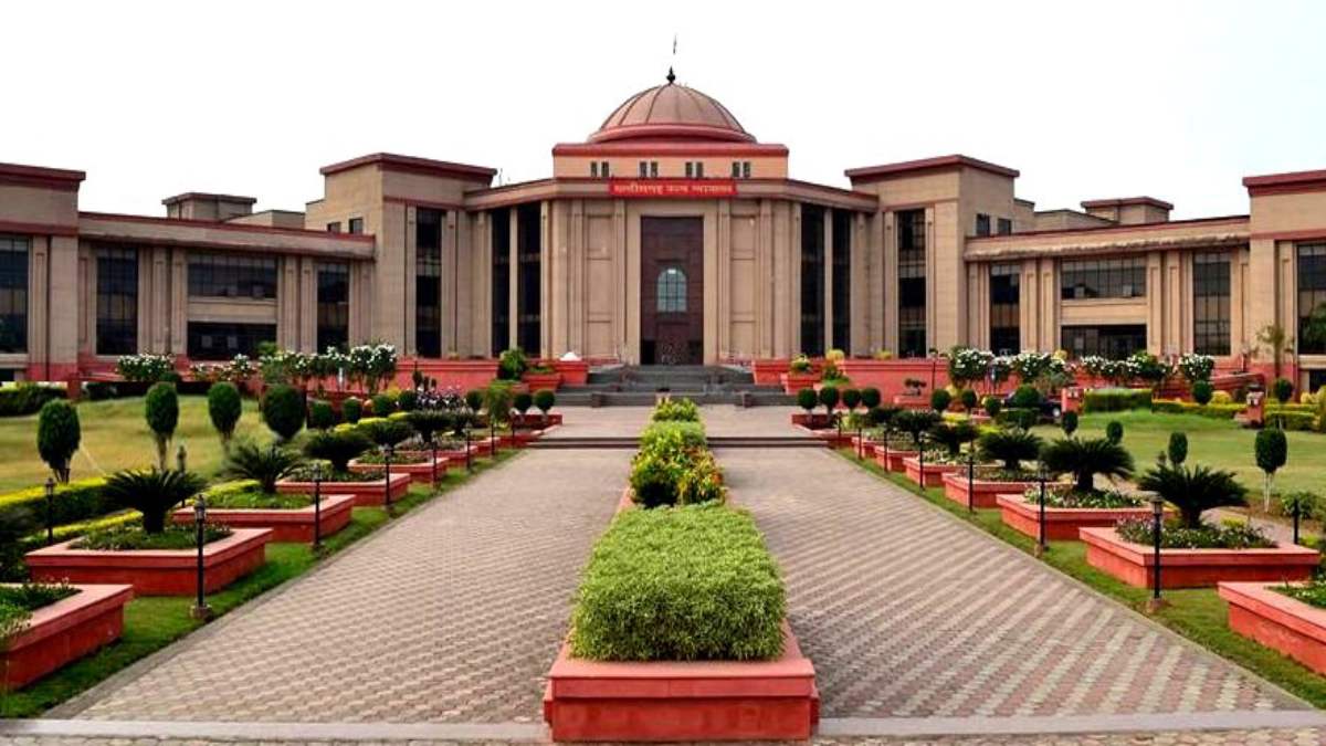 कबाड़ व्यवसायियों की गिरफ्तारी : हाईकोर्ट ने पुलिस और ज्यूडिशियल मजिस्ट्रेट को दी नसीहत, याचिकाकर्ताओं को 1-1 लाख रुपये क्षतिपूर्ति देने का आदेश