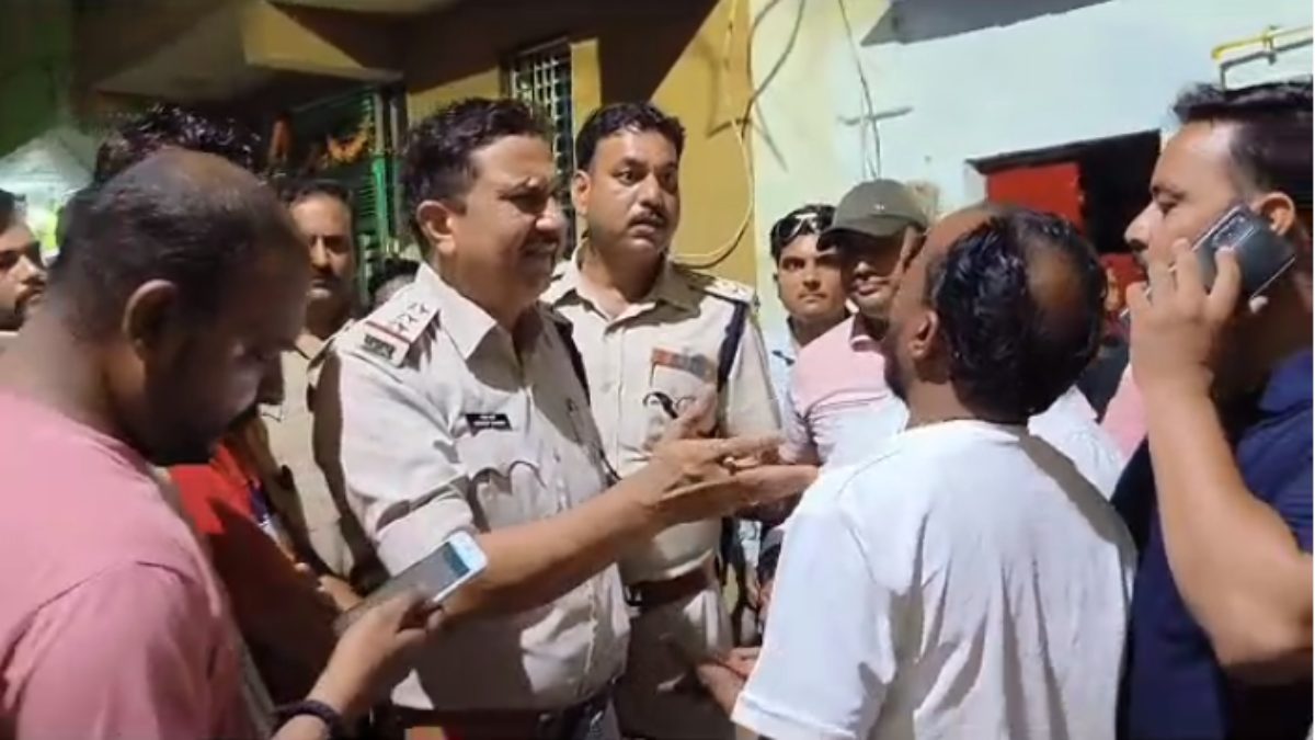बकरीद पर गौवंश की कुर्बानी की अफवाह पर तनाव: बजरंग दल कार्यकर्ताओं ने दी दबिश, पुलिस ने मांस जब्त कर जांच के लिए लैब भेजा
