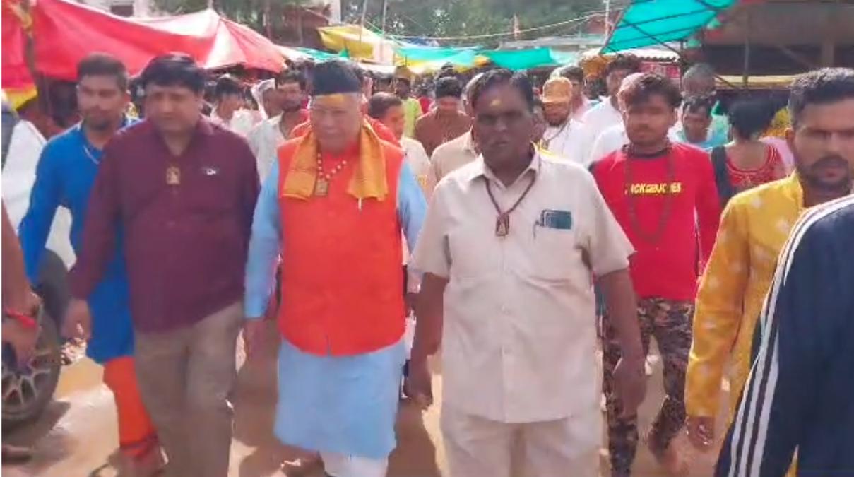 Bageshwar Dham: PM मोदी के छोटे भाई ने बागेश्वर धाम में लगाई अर्जी, कहा- वो फिर पीएम बनें यही कामना