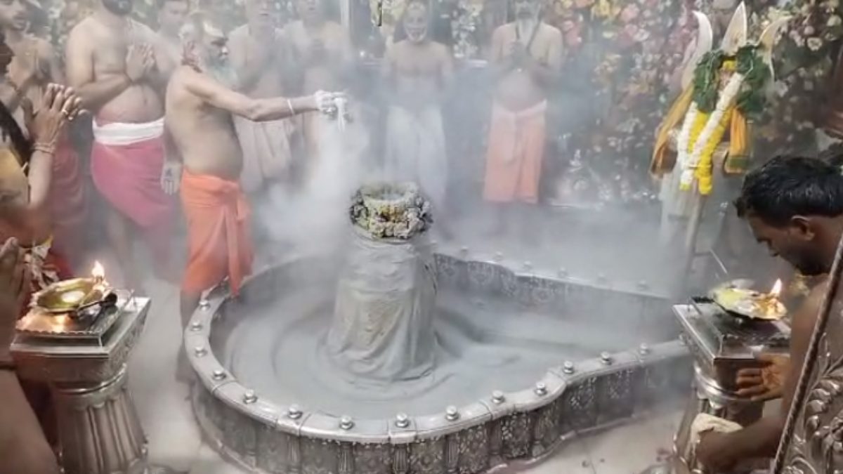 महाकाल मंदिर में CG से आए श्रद्धालुओं से ठगी ! भस्म आरती और गर्भगृह दर्शन के नाम पर ऐंठे 21 हजार, 4 के खिलाफ शिकायत दर्ज