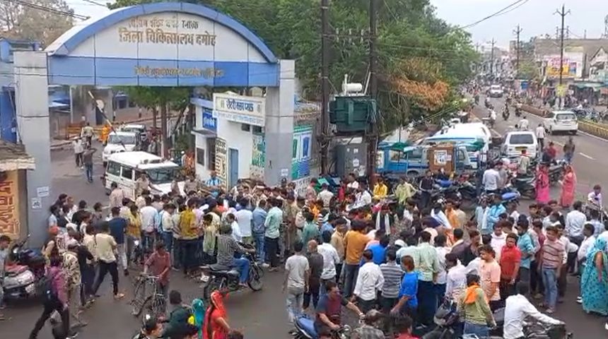 नेता की प्रताड़ना से तंग आकर सेल्समैन ने लगा ली फांसीः सुसाइड नोट में सांसद प्रतिनिधि समेत 4 लोगों पर गंभीर आरोप, परिजनों ने पीएम करवाने से किया इंकार