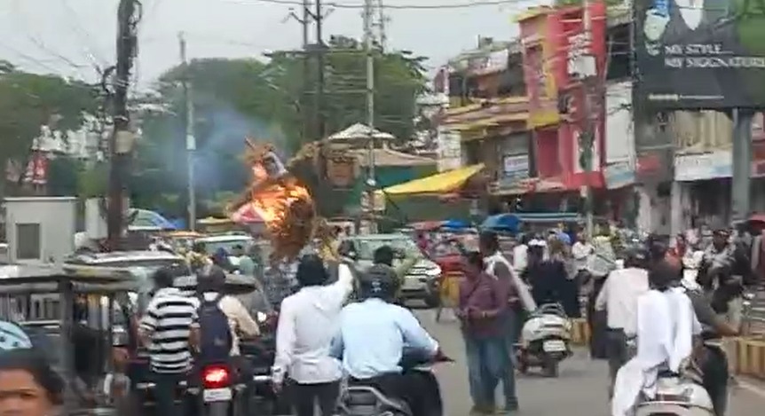सांसद सुमित्रा के अपमान का मामला: बाल्मीकि समाज ने कलेक्टर का फूंका पुतला, इसी मामले को लेकर आम आदमी पार्टी ने बीजेपी पर साधा निशाना