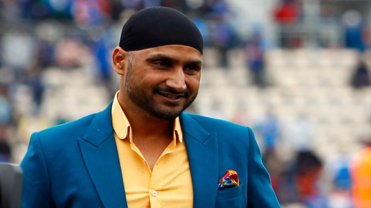 पूर्व क्रिकेटर हरभजन सिंह ने जीता दिल, पाकिस्तान के दिव्यांग प्रशंसक को ऑटोग्राफ देकर बटोरी सुर्खियां