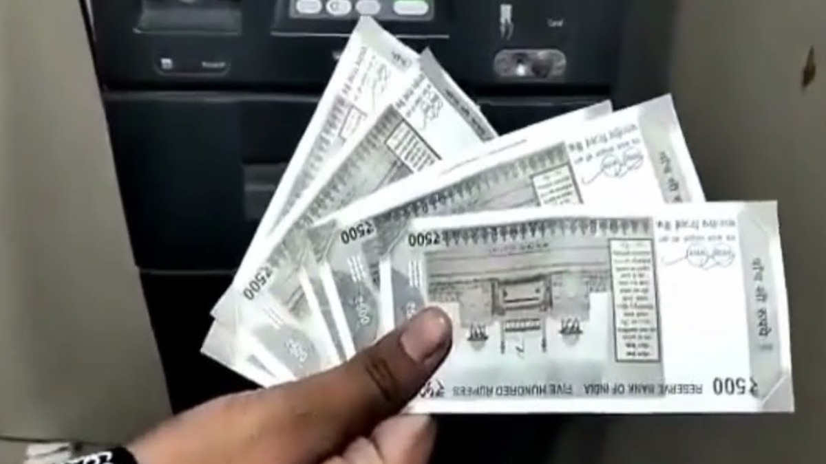 ATM उगलने लगी नाेट : मशीन खराब होने से निकलने लगा फीड रकम से ज्यादा कैश, ग्राहकों ने निकाले लाखों रुपए, लूटने के लिए लगी भीड़