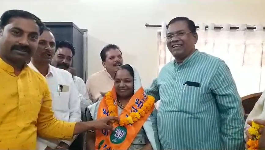 सियासतः चुनावी साल में MP कांग्रेस को लगा झटका, डिंडोरी नगर परिषद अध्यक्ष ने थामा बीजेपी का दामन