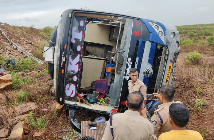 MP सड़क हादसाः डीजल बचाने चालक ने घाटी में बस को कर दिया न्यूट्रल, खाई में गिरी, एक दर्जन यात्री घायल