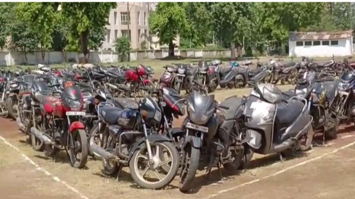 पुलिस को मिली बड़ी सफलता: चोरी की 125 बाइक समेत 15 आरोपियों को किया गिरफ्तार, डुप्लीकेट चाबी से लॉक तोड़कर करते थे चोरी