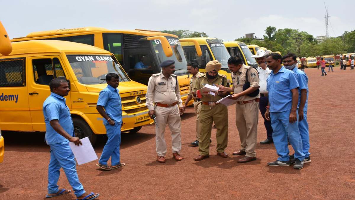 यातायात पुलिस और परिवहन विभाग के संयुक्त तत्वाधान में स्कूल बस जांच शिविर का आयोजन