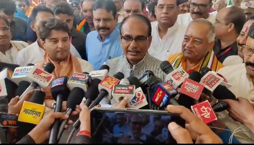 ग्वालियर पहुंचे CM शिवराज ने सौगातों की दी जानकारीः विपक्षी दलों की बिहार बैठक पर बोले- मोदी रूपी बाढ़ से बचने सभी एक पेड़ पर जा बैठे, सांसद मनोज तिवारी ने बैठक को बताया सिर्फ फोटो सेशन
