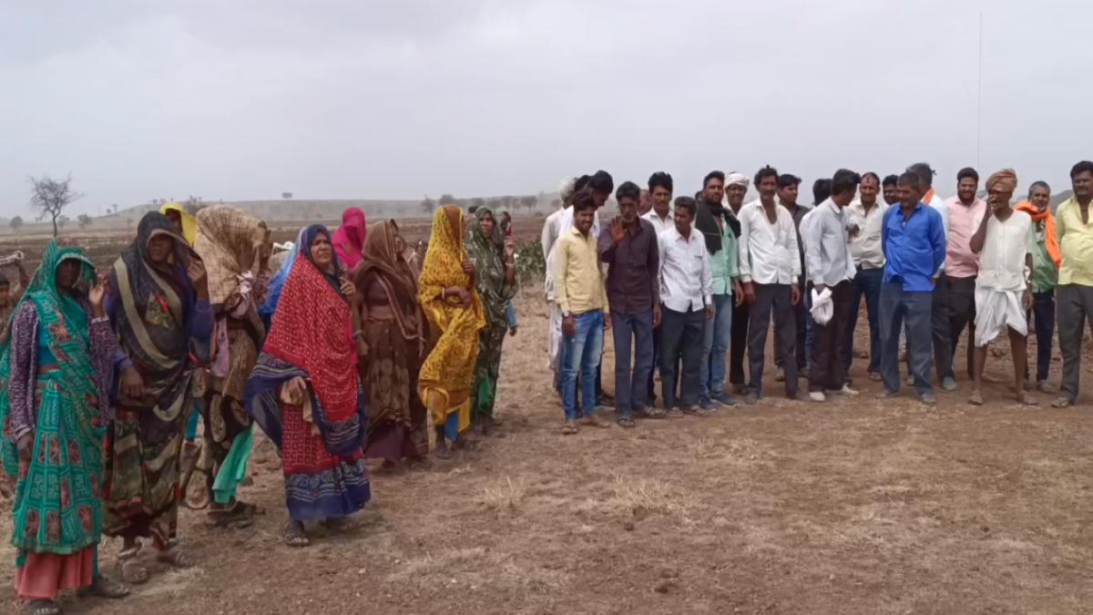 खनिज माफिया के खिलाफ ग्रामीणों ने खोला मोर्चा: बोले- सालों से करते जा रहे हैं खेती, जमीन ली तो नेताओं को भी चुनाव में नहीं घुसने देंगे गांव