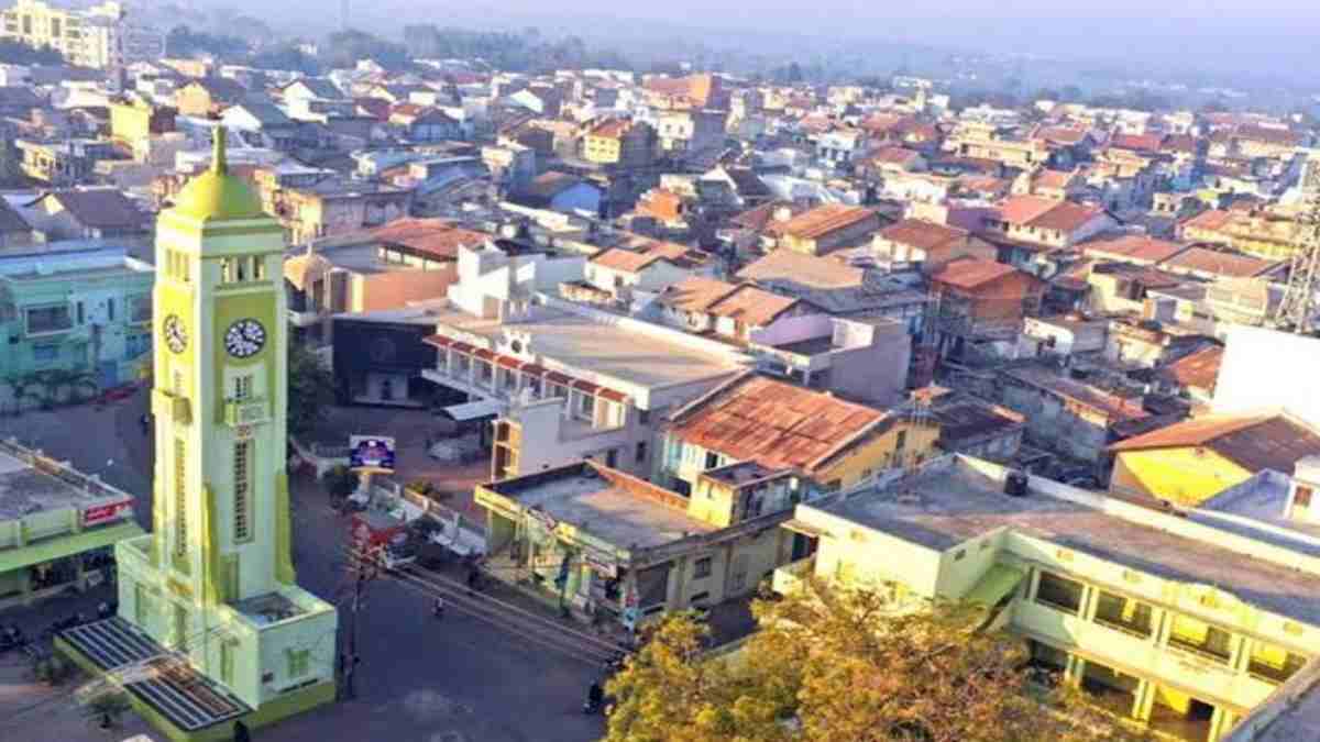 भारत के इस गांव में हैं 17 बैंक, लोगों के 500 करोड़ से ज्यादा रुपए, ऑटो रिक्शा की तरह दौड़ती है मर्सिडीज और BMW, जानिए कैसे गांव को बनाया समृद्ध…
