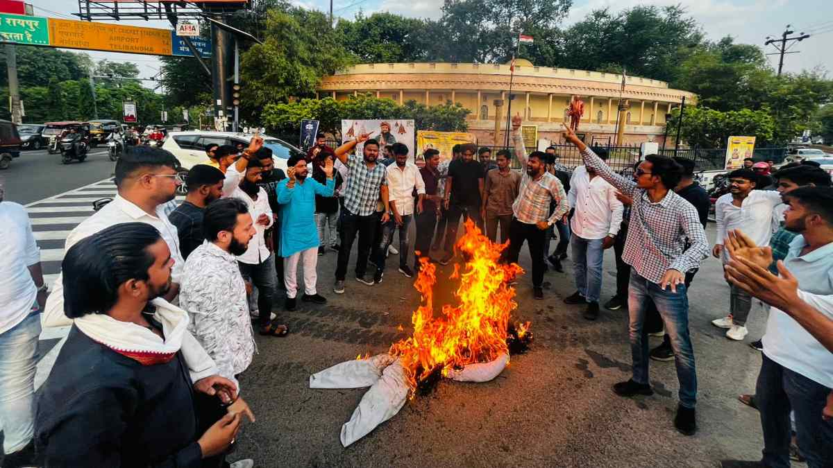 NSUI ने फूंका गिरिराज सिंह का पुतला, नाथूराम गोडसे को भारत का सपूत बताने पर जताया विरोध