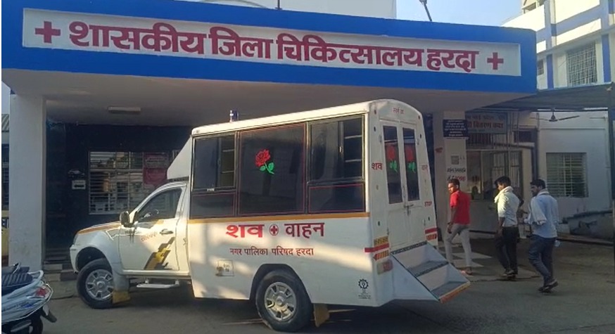 MP सड़क हादसे में दो मौतः बाइक से गिरी नवविवाहिता ने तोड़ा दम, कृषि मंडी चौकीदार को ट्रक ने कुचला, मौत