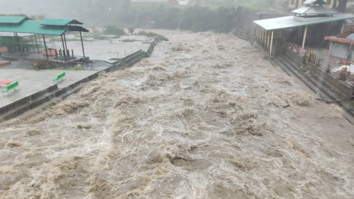 Himachal Flood : कुल्लू में बरसी आफत की बारिश, बाढ़ में फंसे कई लोग, मचा हाहाकार