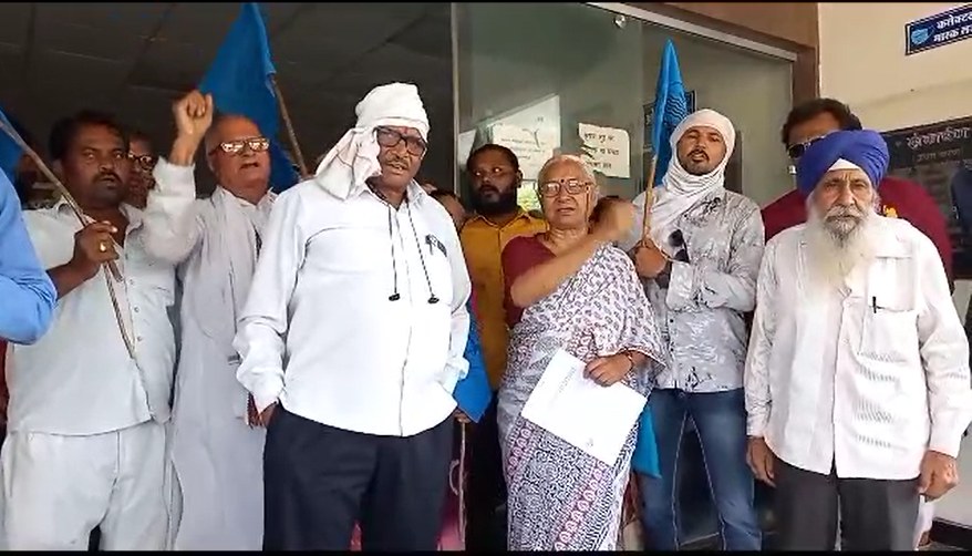 अवैध रेत खननः नर्मदा बचाओ आंदोलन की मेधा पाटकर कलेक्ट्रेट पहुंची, उत्खनन रोकने ADM को दिया लीगल नोटिस