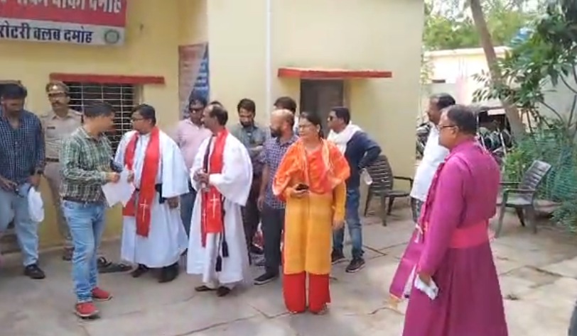 दमोह धर्मांतरणः आयोग की कार्रवाई के खिलाफ मसीही समाज लामबंद, बाइबिल के अपमान का लगाया आरोप