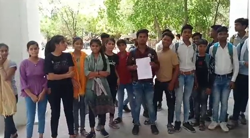 इस आवासीय स्कूल की 60 % स्टूडेंट्स फेलः कलेक्ट्रेट पहुंची छात्राओं ने अधीक्षका और प्राचार्य पर लगाए गंभीर आरोप, बोले- रिजल्ट में सुधार नहीं होने पर करेंगे प्रदर्शन