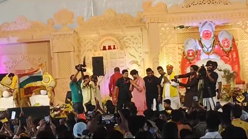 बागेश्वर धाम के पंडित धीरेंद्र शास्त्री की कथा में झूमते नाचते पहुंची महिलाएं, बाबा ने कई लोगों की पर्ची भी खोली, देखिए VIDEO