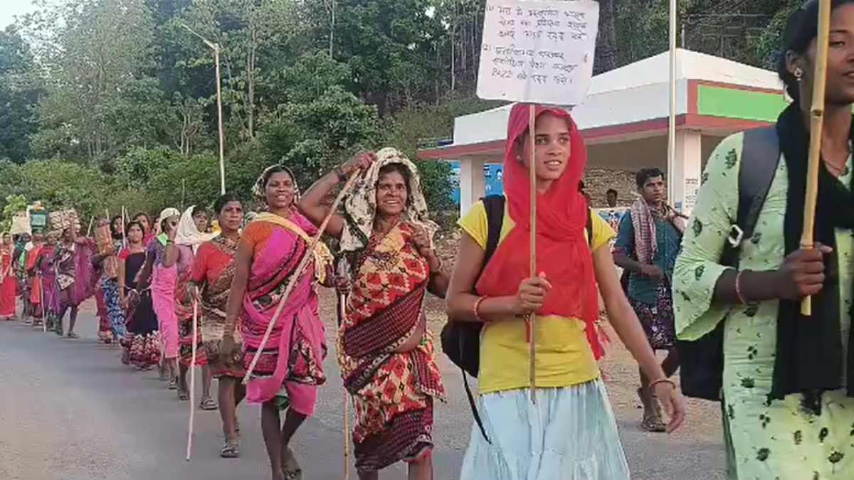 बस्तर से फिर उठी ‘अधिकार’ की आवाज: अबूझमाड़ के ग्रामीणों का हल्ला-बोल, 1 हजार से अधिक की तादात में मुख्यालय कूच, हाथों में पारंपरिक हथियार