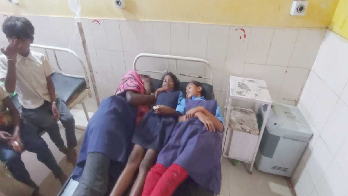 CG NEWS : स्कूल के पहले दिन ही मधुमक्खियों के हमले से कई बच्चे घायल